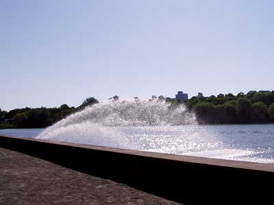 Wasserfontänen schießen in den See.