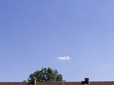 eine kleine Wolke am ansonsten blauen Himmel