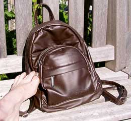 Rucksack wird geöffnet