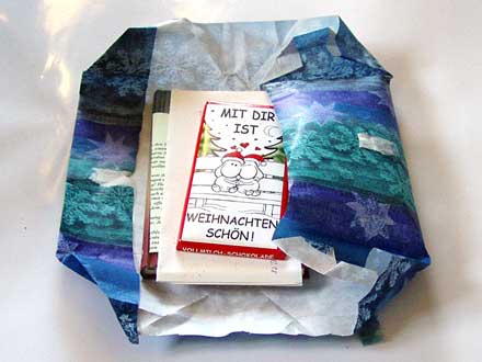 Im Geschenkpapier ist nicht nur eine Überraschung eingepackt.