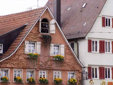 Taubenschlag über einem Wohn- und Geschäftshaus