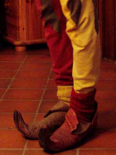 Da kommt einer in merkwürdigem Schuhwerk daher.
