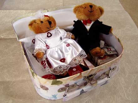 Das Brautpaar sitzt schon auf dem gepackten Koffer.