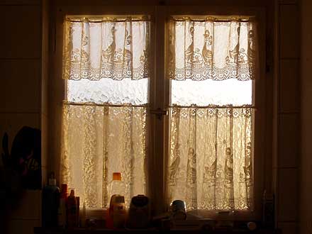 von der Sonne in goldenes Licht getauchtes Badfenster von der Sonne in goldenes Licht getauchtes Badfenster