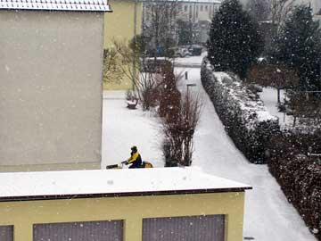 es schneit dicke Flocken
