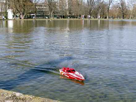 Modellschiff flitzt über das Wasser