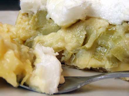 Rhabarberkuchen, halb aufgegessen