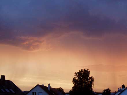 Sonnenuntergang mit Regenschlieren
