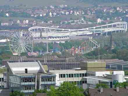Cannstatter Frühlingsfest, dahinter das Neckarstadion