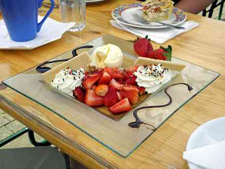 frische Erdbeeren mit Vanilleeis und Schlagsahne
