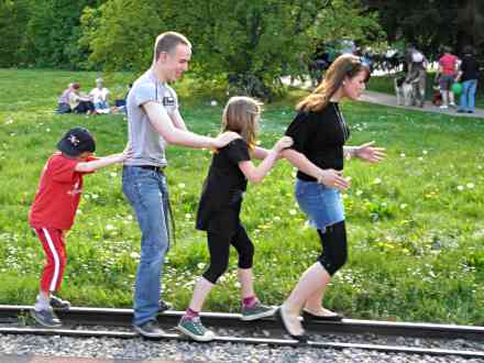 Meine und die Kinder meiner Schwester bilden einen Zug auf den Schienen.