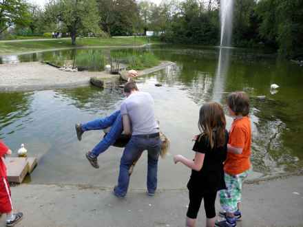 herumtollende Kinder am Teich
