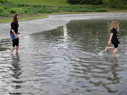Meine Tochter und meine Nichte sprinten durch das Wasser.