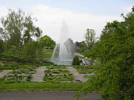 Blick auf den Staudengarten mit Springbrunnen