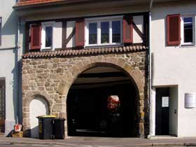 ein Torbogen in einen Innenhof