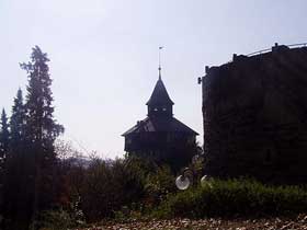 Dicker Turm im Gegenlicht
