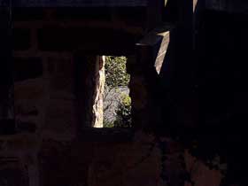 durch einen Durchblick nach Draußen geblickt
