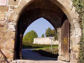 Torbogen aus der Stadt ins Burginnere