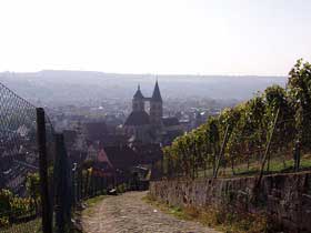 Burgsteige, mit Blick auf Stadtkirche St. Dionys