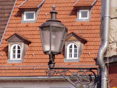 alte Laterne an der Schwan Apotheke
