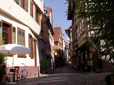 schmale, kopfsteingepflasterte Gasse