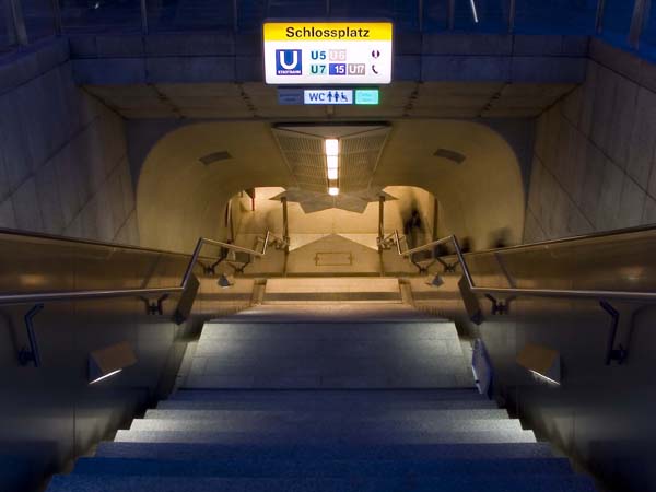 Treppe f&uuml;hrt in den U-Bahn-Schacht hinab