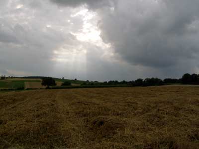 eine Himmelsleiter, ein Loch in der Wolkendecke