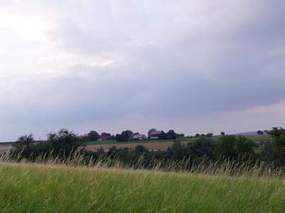 Blick zu einem Gehöft in der Ferne