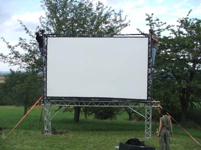 nun hängt auch die Leinwand