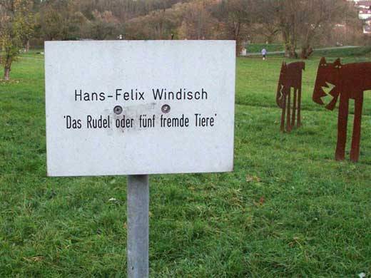 Schild erkl&auml;rt Skulpturen
