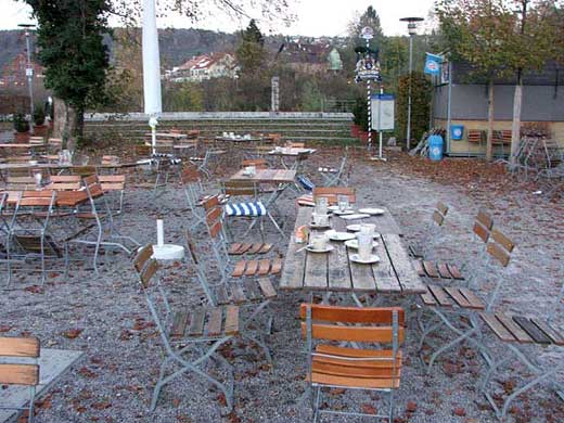 verwaister Biergarten
