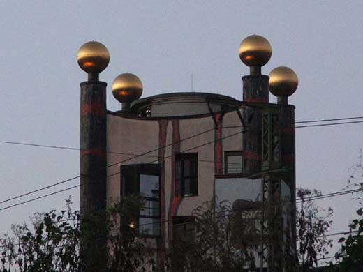 beleuchteter Regenturm des Hundertwasserhauses
