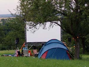 Vorbereitungen für das Open Air Kino