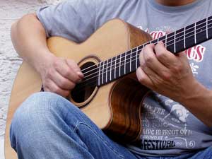 Mariechens "schwieriger" Sohn spielt uns auf der Gitarre vor.